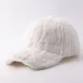 Vista dettagliata di un berretto da baseball in morbido peluche bianco, caldo e confortevole. - Regolabile / Trama Leggera-Bianco Crema