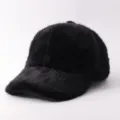 Vista dettagliata del berretto da baseball in velluto di visone nero con tessitura fine. - Regolabile / Peluche Lungo Liscio-Nero