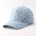 Detalle de gorra de béisbol de mezcla de denim azul claro con roturas y pedrería - Ajustable / Lentejuelas Desgastadas - Azul Claro