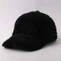 Primer plano de la textura de una gorra de béisbol de forro polar negro cálido de invierno. - Ajustable / Felpa Corta Espesada Negro