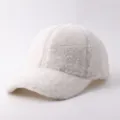 Primer plano detallado de la gorra de béisbol de felpa blanca con textura cálida. - Ajustable / Felpa Corta Espesada Blanco