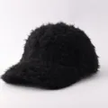 Detalle de la textura suave y peluda de la gorra de béisbol negra de invierno de felpa. - Ajustable / Felpa Larga Espesada Negro