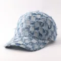 Gorra de beisbol de denim desgastado con patron de cuadros y bordes deshilachados de moda - Ajustable / Tablero Pelusiento - Azul Claro