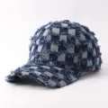 Vista detallada de una gorra de beisbol de mezclilla deshilachada con patron de cuadros. - Ajustable / Tablero Pelusiento - Azul Oscuro