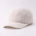 Vista detallada de la gorra de béisbol de punto esponjoso con textura suave y visera curva. - Ajustable / Punto Ondulado Beige