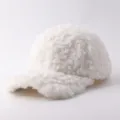 Vista detallada de gorra de beisbol de invierno blanca esponjosa, textura de felpa suave, calida. - Ajustable / Lana de Cordero Espesada Blanco