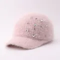 Gros plan de la casquette de baseball tricotée rose duveteuse avec des strass brillants. - Réglable / Strass Rond / Rose