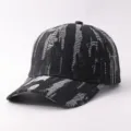 Primer plano de la gorra de béisbol de denim negro con patrones de rayas blancas. - Ajustable / Rayas Desgastadas - Negro