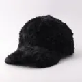 Primer plano de una gorra de béisbol de peluche negro, sombrero cálido de invierno al aire libre. - Ajustable / Lana de Cordero Espesada Negro