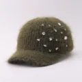 Détail en gros plan d'une casquette de baseball en tricot duveteux vert olive avec des strass. - Réglable / Strass Rond / Vert