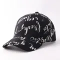Zwarte honkbalpet met witte letterprint, trendy graffiti zonnehoed detail opname. - Verstelbaar / Graffiti Letters - Zwart