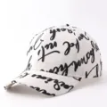 Gedetailleerd overzicht van stijlvolle witte honkbalpet met zwarte graffiti, zon. - Verstelbaar / Graffiti Letters - Off-White