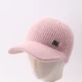Gorra de béisbol de punto rosa de mujer con logo M de strass, sombrero de invierno cálido y liso. - Ajustable / Visera sin Corona con Logo M / Rosa