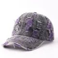 Gros plan détaillé d'une casquette en jean violet déchiré au style rétro et design vintage. - Réglable / Noir Violet Rétro