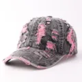Détail de la casquette de baseball en jean déchiré avec des éléments roses et style vintage. - Réglable / Noir Rose Rétro