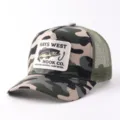 Vista detallada de la gorra de camuflaje con parche de pesca, estilo transpirante outdoor. - Ajustable / Gorra Malla Parche Pez / Camuflaje