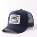 Detalle de gorra trucker de malla azul marino con parche bordado de pez y parte trasera transpirable. - Ajustable / Gorra Malla Parche Pez / Azul Marino