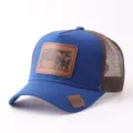 Vista detallada de gorra azul con parche de cuero de vaca y malla marrón en la parte trasera. - Estilo Parche Cuero Vaca (BQ657) / Azul zafiro