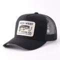 Detalle de gorra trucker negra con parche gráfico de pez y malla trasera transpirable. - Ajustable / Gorra Malla Parche Pez / Negro puro