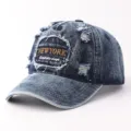 Vintage gewassen denim baseballpet met versleten details en stijlvol borduurwerk. - Verstelbaar / New York Denim-Donkerblauw