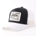 Primer plano detallado de la gorra trucker de malla blanco y negro con un parche de pesca. - Ajustable / Gorra Malla Parche Pez / Negro y Blanco