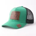 Detalle de la gorra trucker verde y negra con parche de cuero grabado de pez. - Ajustable / Estilo Parche Cuero Pez (BQ657) / Verde