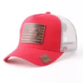Vista detallada de cerca de la gorra trucker roja de malla con parche de cuero y pez - Ajustable / Estilo Parche Cuero Pez (BQ657) / Rojo