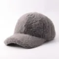 Primo piano berretto da baseball invernale in peluche grigio, morbida texture pelliccia. - Regolabile / Peluche Lungo Liscio-Grigio