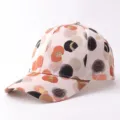 Primer plano detallado de la gorra con estampado floral abstracto y detalles dorados. - Ajustable / Pétalo Rosa