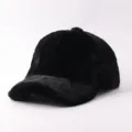 Primo piano dettagliato del berretto da baseball nero in morbida e calda pelliccia. - Regolabile / Peluche Corto Liscio-Nero