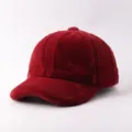 Primo piano dettagliato del berretto da baseball invernale in morbido tessuto rosso. - Regolabile / Peluche Corto Liscio-Rosso Vino