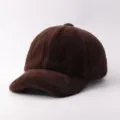 Primo piano del morbido berretto da baseball invernale in peluche marrone e caldo. - Regolabile / Peluche Corto Liscio-Caffè Scuro