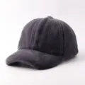 Primo piano della morbida berretta da baseball pelosa, texture calda per l'inverno - Regolabile / Peluche Corto Liscio-Grigio