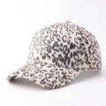 Detalle en primer plano de la gorra de beisbol de leopardo con textura de lamina. - Ajustable / Leopardo Dorado - Beige