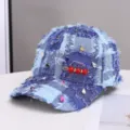 Stijlvolle denim patchwork honkbalpet met kleurrijke strass-steentjes en broche. - Eén maat / Blauw