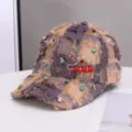 Vernietigde patchwork strass honkbalpet met franjes en decoratieve parelbroche. - Eén maat / Lichtpaars