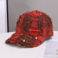Rode tweed honkbalpet met strass en decoratieve speld, stijlvolle gerafelde hoed voor dames en meisjes. - Eén maat / Rood