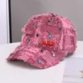 Roze franje honkbalpet met kleurrijke strass stenen en decoratieve speld met rode kralen. - Eén maat / Roze