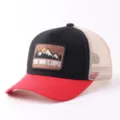 Gorra de béisbol trucker de malla con parche de montaña y visera roja, detalle casual. - Ajustable / Gorra Malla Parche Montaña / Negro Rojo