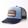 Gorra trucker de malla clásica con parche de montaña bordado y parte trasera transpirable. - Ajustable / Gorra Malla Parche Montaña / Azul Marino