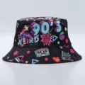Primer plano detallado del sombrero de pescador con estampado de graffiti vintage de los 90. - Talla única / Estilo 8090-S (8090-S)