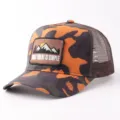 Gorra trucker de camuflaje naranja con parte trasera de malla y parche de montana para uso diario. - Ajustable / Gorra Malla Parche Montaña / Camuflaje Naranja
