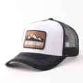 Gorra trucker de malla detalle, panel frontal blanco, malla negra, parche bordado de montaña. - Ajustable / Gorra Malla Parche Montaña / Blanco Negro