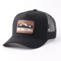 Vista detallada de la gorra trucker negra de malla con parche bordado de montaña y texto. - Ajustable / Gorra Malla Parche Montaña / Negro puro