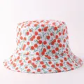 Detalle del elegante sombrero de pescador con estampado de frutas rojas y hojas verdes. - Talla única / Cereza Fresca