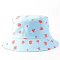 Detalle de sombrero de pescador con estampado de setas, patrón rojo y blanco en tela azul clara. - Talla única / Pequeño Champiñón Rojo Azul