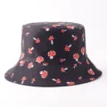 Elegante sombrero de pescador negro con bonito estampado de setas rojas y blancas para exterior. - Talla única / Pequeño Champiñón Rojo Negro