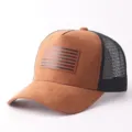 Braune Wildleder Trucker Cap mit Netzen und amerikanischer Flagge Patch für outdoor - Flaggen-Patch-Stil / Braune Wildleder Flagge Mesh Kappe