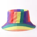 Vista detallada del colorido sombrero de pescador a rayas de arco iris, ideal sol. - Talla única / Cuadros de Colores