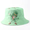 Sombrero de pescador verde con trébol, detalle ideal para protección solar exterior. - Talla única / Gesto de Mano de Trébol Verde